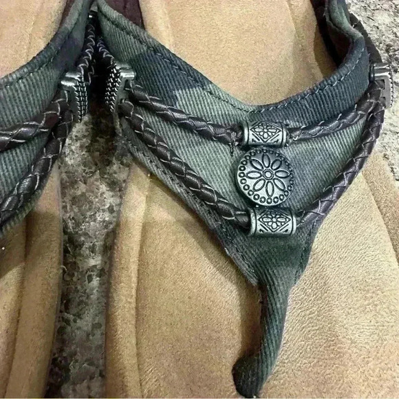 Minnetonka Women's 'Silverthorne 360' Flip Flop Sandals with Camo Strap Size 10 - Picture 6 of 8